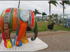 ブラジルでは、時々、街の彼方此方に牛とか、象の色彩豊かな像が、道端に飾られている事がございます。