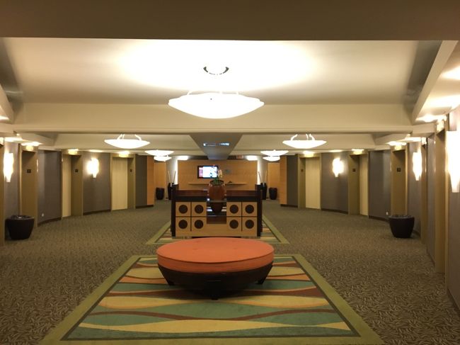 さぁて、お部屋散策を終わらせてアラモアナSCへGO！！<br />今日はお買い物するぞー！<br /><br />シェラトンすごい！<br />エレベーターが１１基！！