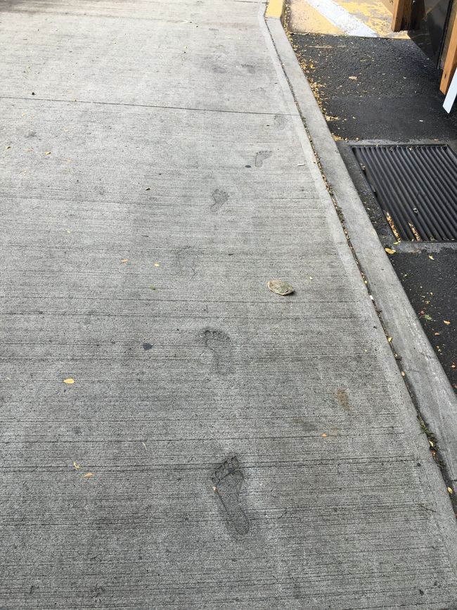 アラモアナSCのトロリー発着所。<br />サーファーが素足でくるイメージかしら！？