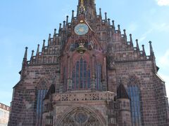 広場にはフラウエン教会が建っています。今までドイツで見てきたものと外観がちょっと違う気がしました。ホール様式の建物だそうです。