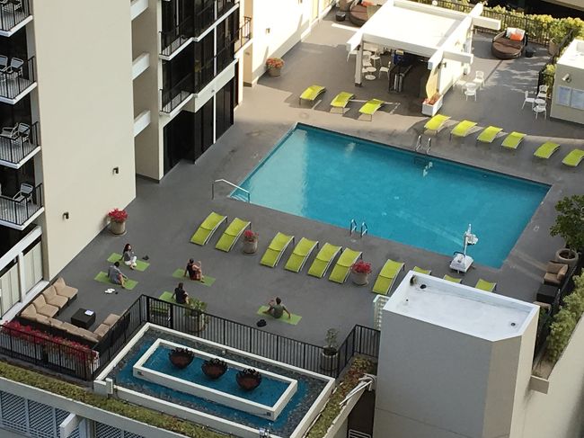 向かいのホテル『Waikiki Parc』プールでは早朝ヨガやってるね。