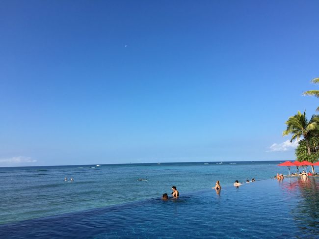 このホテルを選んだ理由はただ1つ！<br />このプールに入りたいから〜！！<br />出かける前にちょびっと下見。<br />16歳以下は入れないインフィニティプール。