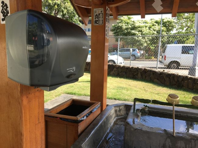 手水舎横には、自動ペーパーナプキンが！<br />アメリカっぽーい！笑