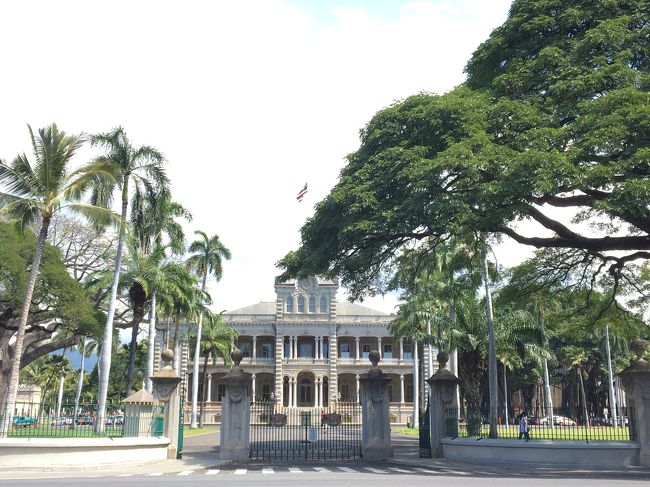 お向かいは、『イオラニ宮殿』。