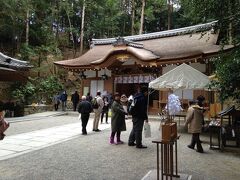 森を抜けて5分くらい歩くと狭井神社