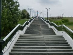 さて、ハバロフスクに来たら見逃せないポイントへ！
長い階段をずずっと降りて行くと・・・