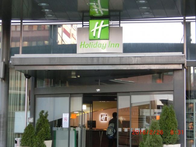 ホテルを正面から。<br />昨夜、ホリデイインのスーベニアショップに行くと、そこの女性が話し好きで彼女曰く、「来年７月に埼玉県の飯能市にムーミン村がオープンすることになっている」「あなたたちは、最近来るようになった元をばらまく人達とは違うわね」<br />結局何かを買ってしまった。