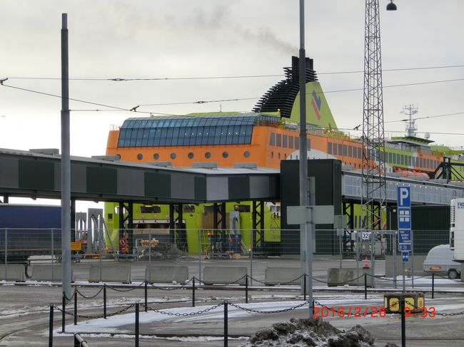 バスにに乗って１５分で港へ。<br />我々の乗るフェリー。長い通路を渡って乗り場へ。