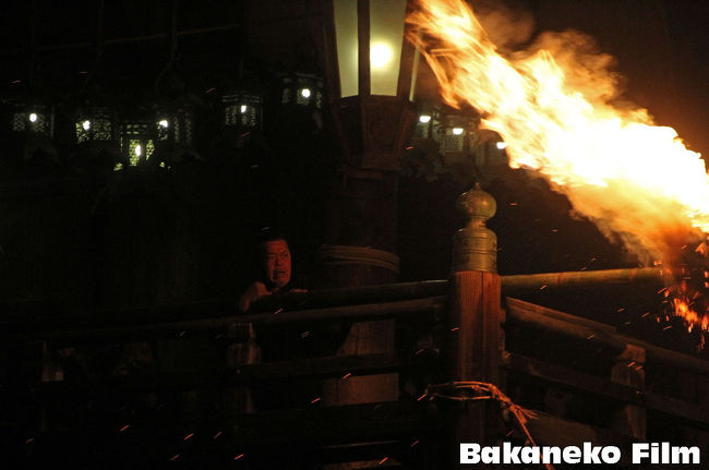 今回は、童子が写るように頑張ってみました。火の玉だけの写真はたくさんですな。