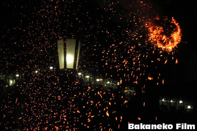 火の花の花びらが落ちてゆきます。