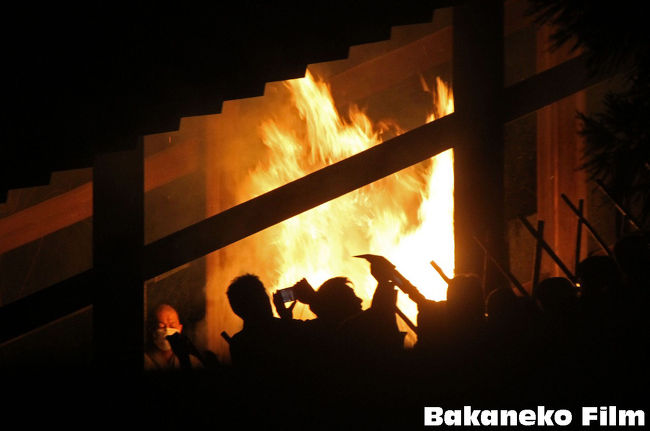 おお写真地獄。宗教行事であることを忘れイベントだと思っている連中が火の中へ。おおっ自分の足元も燃えていた・・・・・・