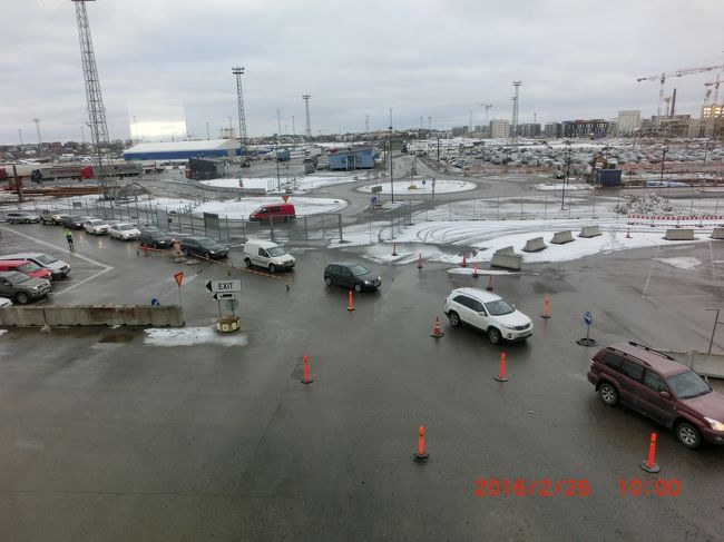 フェリーに乗りこむ自家用車の長い列。