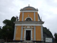 サン・ジョルジョ教会
黄色のファサードが可愛いです。