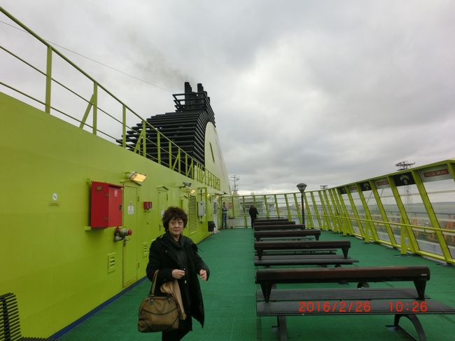 デッキは風もあり寒い。３０秒で退散。