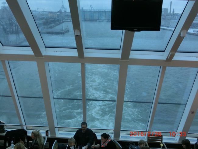 最後部８階に席を見つけて陣取った。<br />昼食は各自船内で。