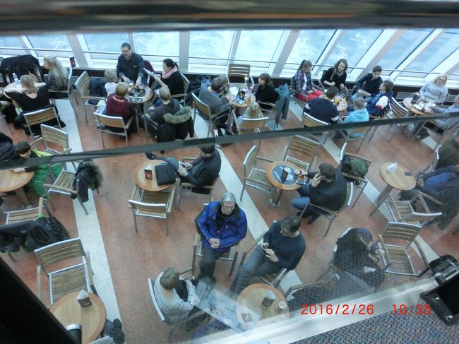 金曜日だからか？満席状態。子供連れも大勢。<br />フィンランドから物価が安いタリンまで、観光を兼ねて生活物資とくにウオッカ、ビールなど酒類の買いだしに行く人が多いみたい。