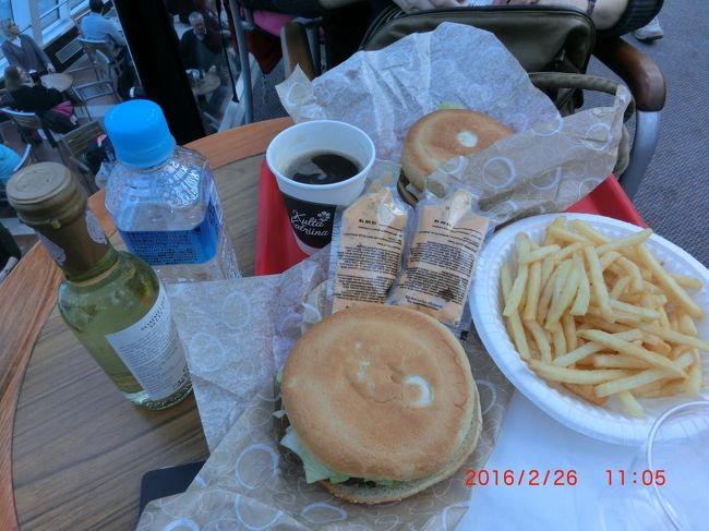 ジジババの昼食。ハンバーガー、ポテトフライ、コーヒー、ワイン。<br />一人１２ユーロ位。<br />