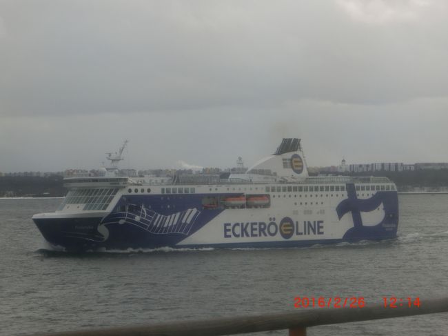 すれ違うフェリー。