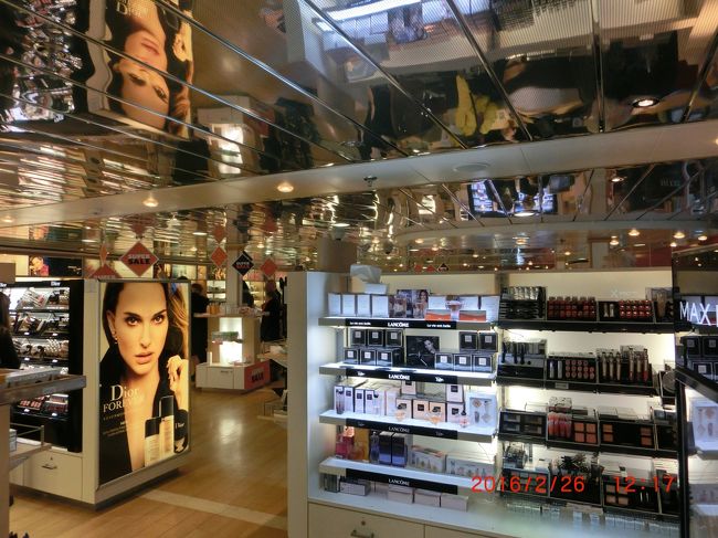 船内の化粧品売り場。