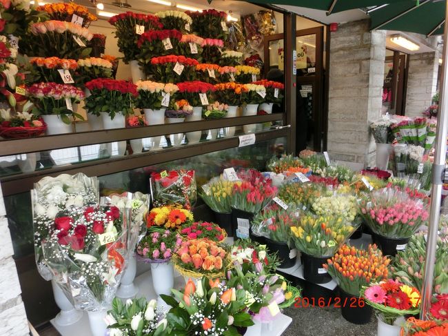 門手前の左側には花屋さんが軒を連ねる。<br />とてもきれい。<br />この国の習慣として花をギフトに使うことが多い。