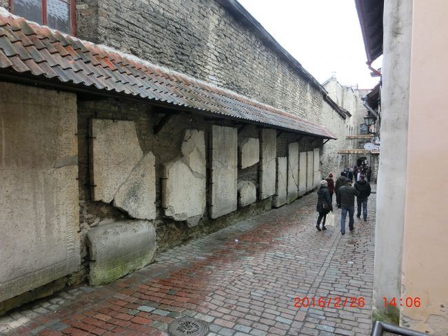 多くの銘板が並んでいる。