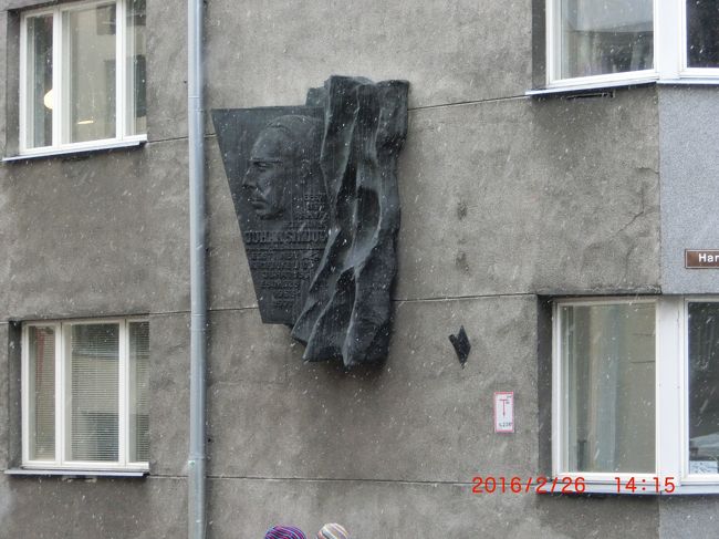 外壁に取り付けられたオブジェ。どなたでしょう。