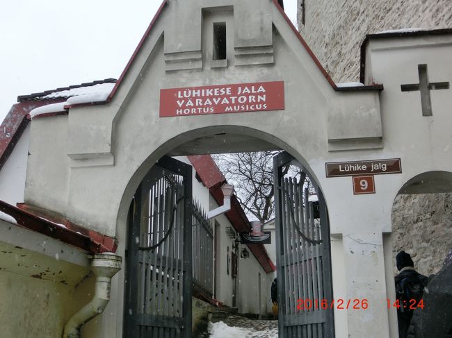 右側の入口から入る。