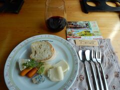 車内でケーキorチーズ、ワインorコーヒーを選んで、後ろ向きの走行になりますが、車窓を楽しみながらノンビリした時間を過ごす事が出来ました。

シェフやスタッフの方は限られた時間と設備の中で大変だと思いましたが、とても良いサービスをして頂きましたので、茂原駅前のお店にも訪ねたいと思いました。
http://www.pesce-azzurro.net/