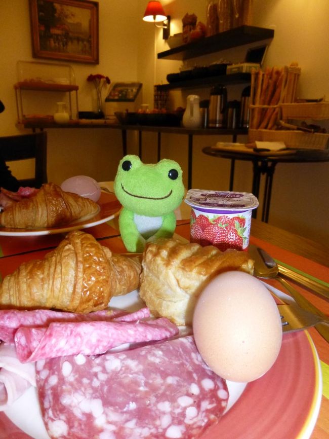 パリのラスト朝食（ホテル）<br /><br />ショッピング中心の姉は朝はゆっくりでいいんだけど、付き合ってくれて一緒に朝食<br /><br />迷子になって歩き回ることに備えて、今日は大盛り！