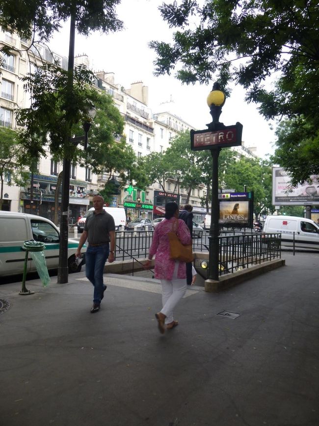 姉がメトロBone Nouvelle駅まで見送ってくれ<br />「心配ないさ?！」っと、手を振って颯爽と駅の階段を下りる<br /><br />順調なのはここまで・・・<br />回数券は昨日使い切っちゃったから、切符を買おうとしたら、券売機がない<br />いや、あるんだけど、Navigoのチャージ画面しかでない<br />んなわけないんだけど、でない・・・<br />窓口もない、人もいない。ちょっと待ってみるけど誰も通らない<br /><br />姉に助けを！と、地上に出るも時すでに遅し<br />確かホテルはオペラ座まで徒歩圏ってなってたよな・・・<br />朝だし、最後のパリだし、優雅にパリ散歩だ！っと、ナイスな言い訳を見つけて、歩いてGO！