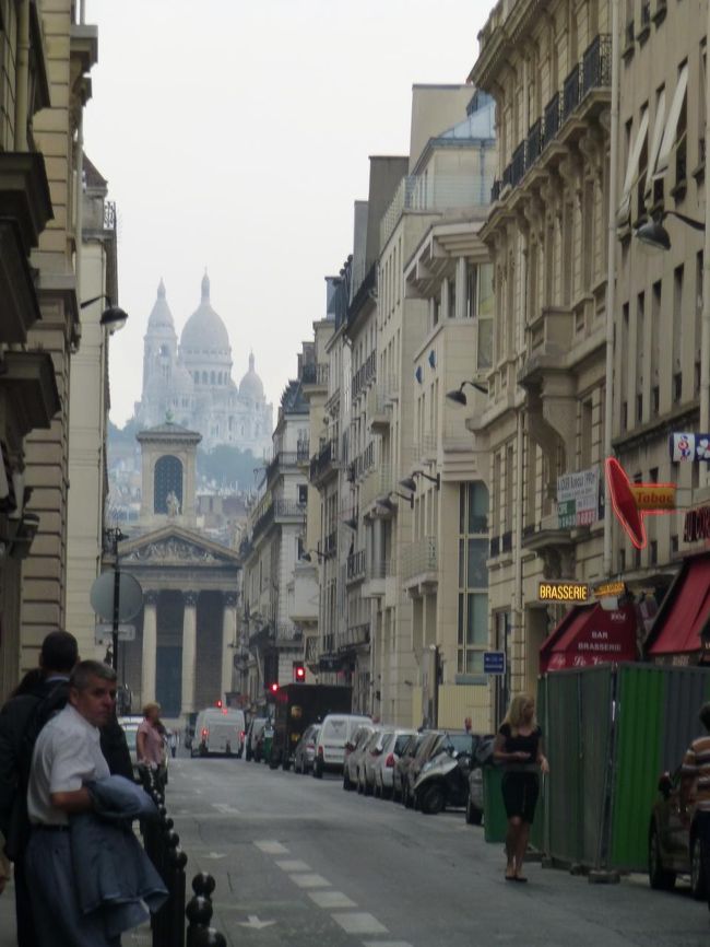 何か浮かんでいる???！<br /><br />サクレクール寺院が浮かんでいる