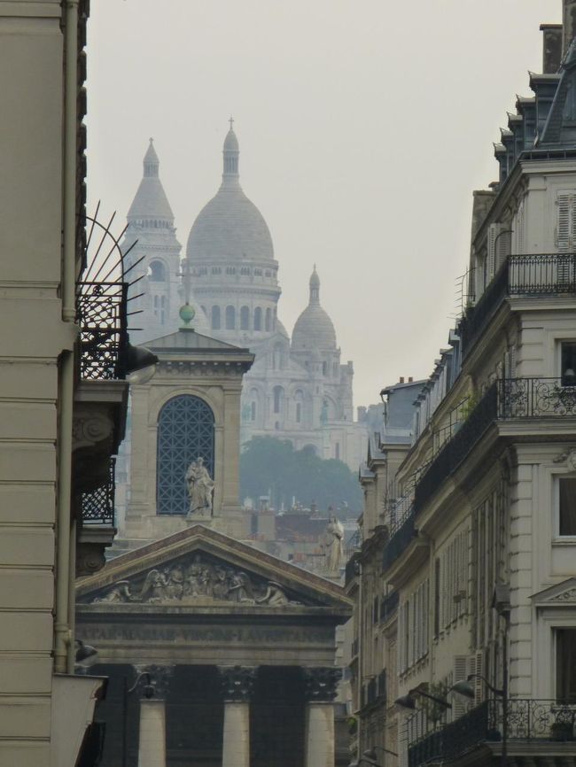 天候にもよるんだろうけど、薄っすら浮かんでいる姿は現実とは思えない<br />子供の頃、窓を開けたら上空間近に音もなくアドヴァルーンが浮かんでて、一瞬空がなくなったのかとパニくった時と似てる<br /><br />後ろに寺院が見えることは知ってはいたけど、これは鳥肌もの！<br /><br />なんともすごい景色<br />異質というか異次元的