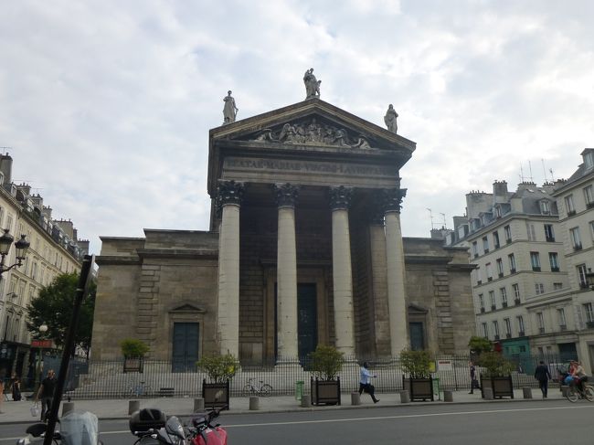 Eglise Notre-Dome de Lorette　ノートルダム・ドゥ・ロレット教会<br />モンマルトルの麓にある教会<br /><br />一歩一歩感動しながら、ようやく教会にたどり着いた<br />あれ？格子の鉄門が閉まってる入れない<br />見ると、7月なんちゃらって張り紙が・・・残念