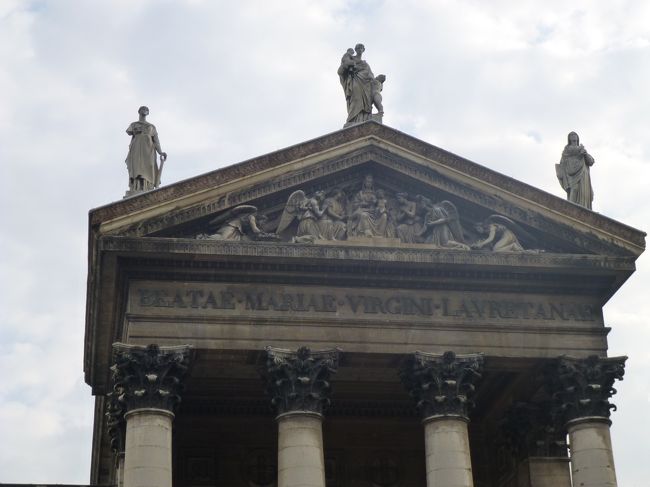 ま、サクレクールとの一大コラボを見たからいっか！<br /><br />次の教会へは歩いて10分弱