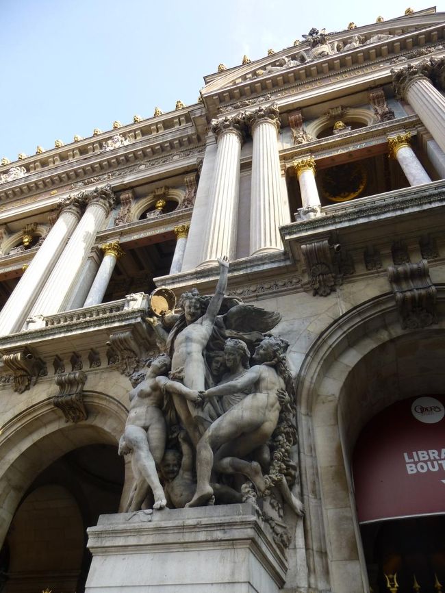 １年ぶりだね、ディオニッソス！<br /><br />完成当時不謹慎だといわれた、全裸で踊るカルポーの「舞踊」は、朝日を浴びてより神々たちのひととき度がＵＰし、この世の喜びを超越した、まさに神のダンス<br />