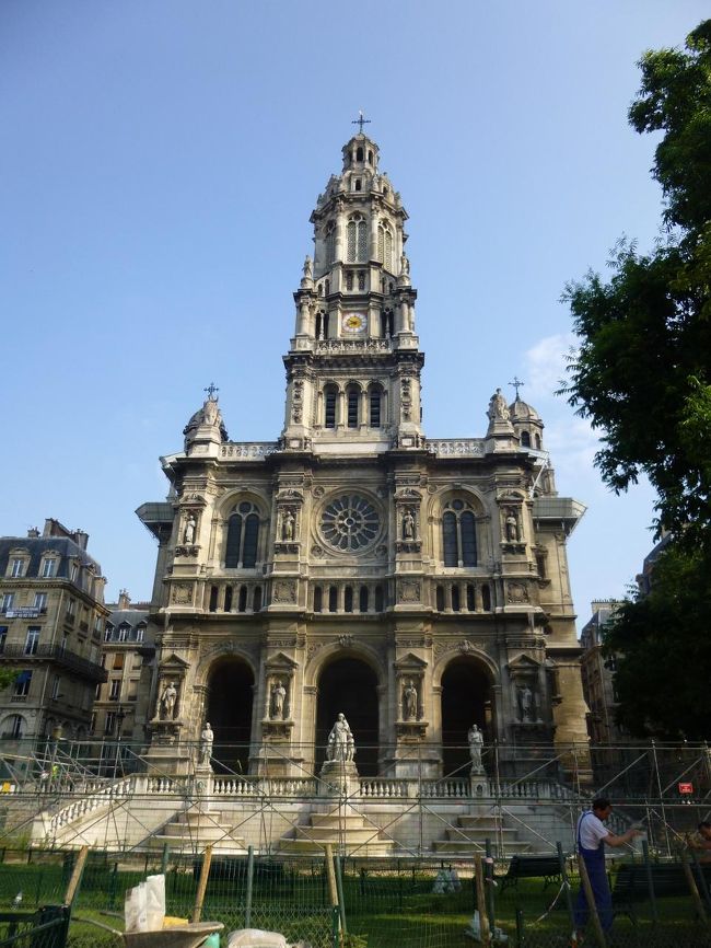 次はモロー様<br /><br />と、その前にもう一度サン・トリニテ教会にトライ<br />扉開いた?！<br /><br />1861年、着工。6年という短期間に完成。設計はパリ市庁舎も手掛けたテオドール・バリュー<br />ファサードはイタリア・ルネサンス様式<br /><br />4つの壁柱すべてに彫像、しかも2段組みとかなり華美なファザード<br />