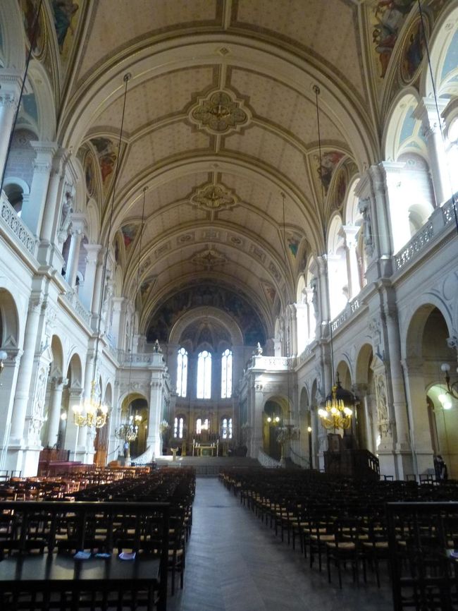中に入ると、新しい教会らしく、きれい<br /><br />ベルリオーズ、そしてそしてギュスターヴ・モローの葬儀もここで行われた