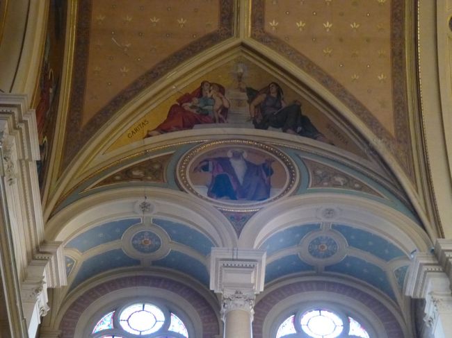 天井の絵の色彩が鮮やかで美しい