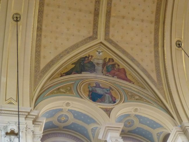 真ん中上部は、鳩だね