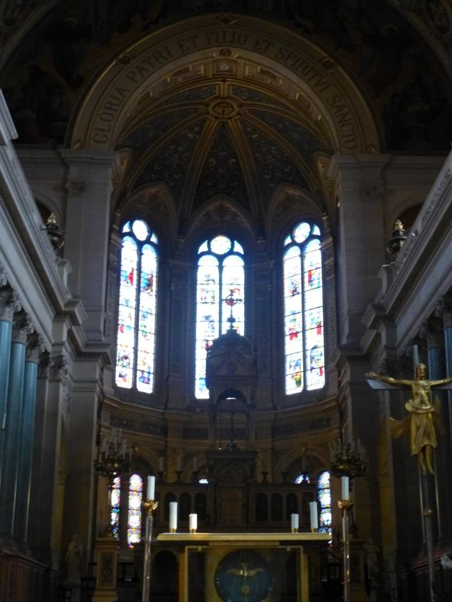 内陣<br /><br />円柱がずらりでちょっと不思議な空間