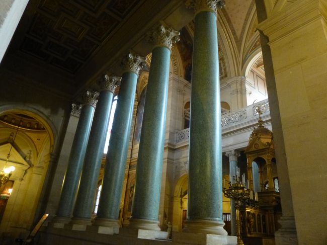 大理石っぽいつやっつやの円柱