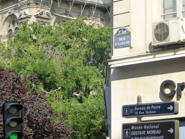 よしよし、ギュスターヴ・モローの美術館は左ね<br /><br />住宅街をてくてく歩いて開館10分前に到着！<br />と、扉に貼り紙が・・・<br />「7/15〜12月まで閉館」<br /><br />って、3日前・・・と呆然としていると、中から搬送作業風のお兄さんが出てきて、<br />「日本から来たの？それはよかった、9月に汐留でモーロー展やるよ」<br /><br />汐留・・・っすか・・・