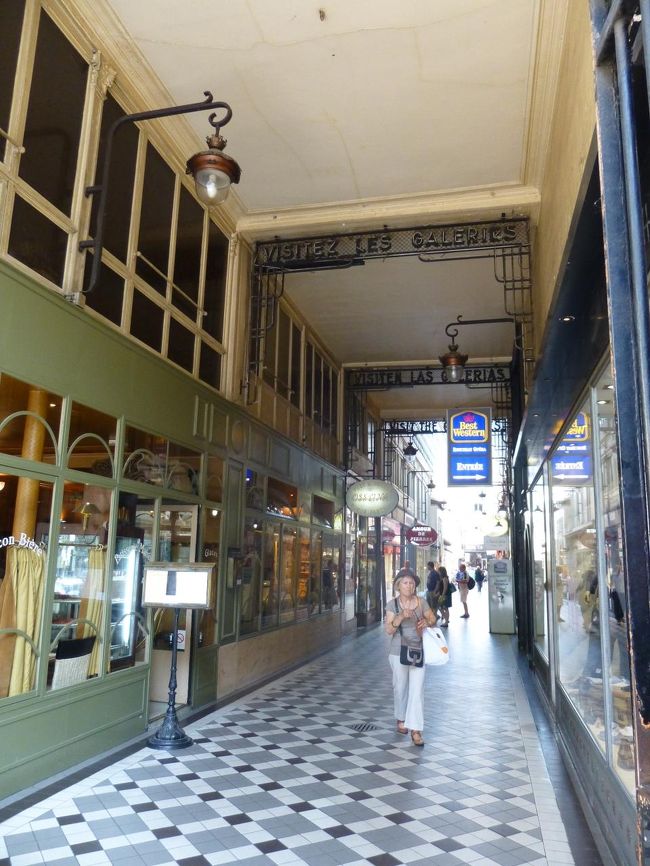 黒とグレーの幾何学模様の床タイルがいいね〜<br /><br />両サイドにはガラス張りのショップがずらり<br />これぞウィンドウ・ショッピング