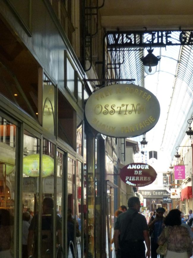 かわいいテーブル・ウェア（Pain Dépice）、天井クッキー缶が積み上げられたキャラメルとクッキー（La Cure Gourmande）のお店などなど