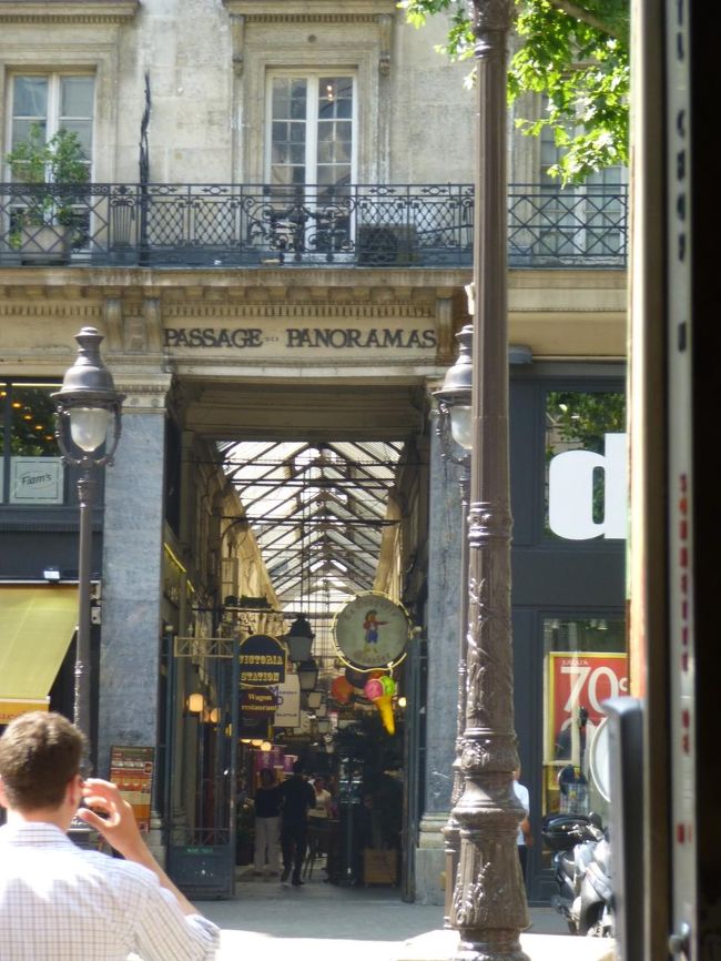 Passage Panoramas　パサージュ・パノラマ<br /><br />1800年から続く、パリ最古のパサージュで、歴史的建造物に指定されている<br /><br />お昼前でここはレストランも多いせいか、にぎわっている