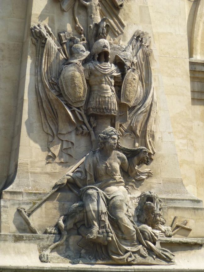 甲冑、獅子、いかにも戦いのレリーフ、かっこいいね