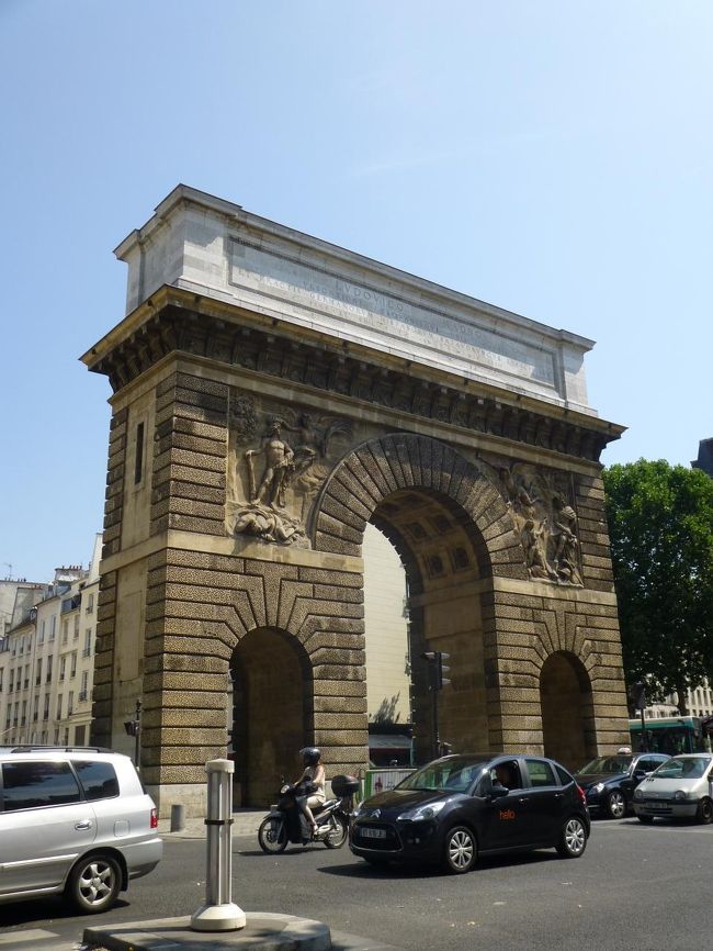 パリ市内の門は4つ<br /><br />ナポレオン軍の勝利を記念して建てられたカルーゼル凱旋門（1808年）、エトワール凱旋門（1836年）<br /><br />そしてこのサン・ドニ門、サン・マルタン門<br /><br />かつては華々しく凱旋行進が、今は車がひっきりなし<br />いつも歴史とともにあるパリの風景