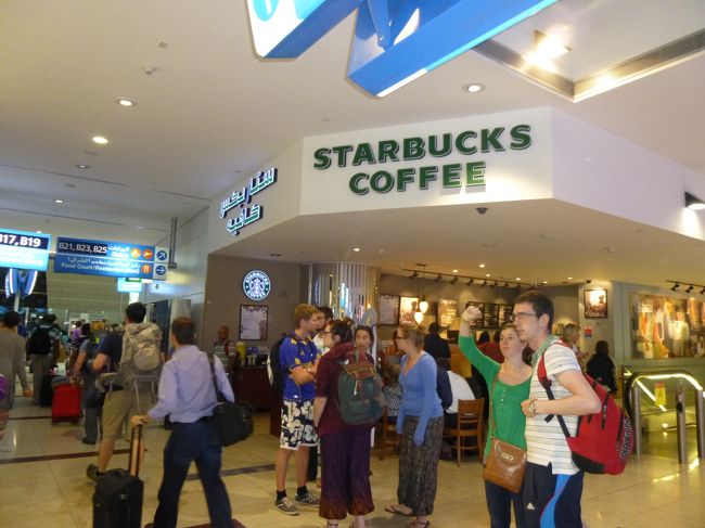 スタバもあるね<br /><br />アラビア文字（左側）がいいね