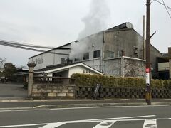 そのまた隣には見学もできる焼酎蔵。
足湯もあり、無料で入れるみたいです。
ここで飲んじゃうとべろんべろんになっちゃいますので、ここは我慢。


