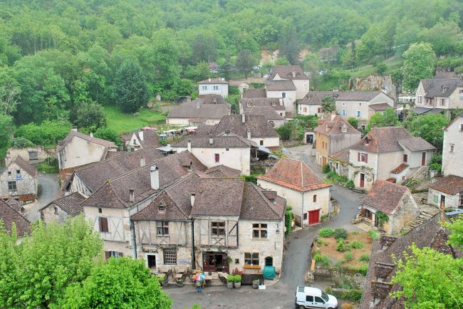 一番高い丘のてっぺんから村を見下ろして。<br />山の中、寄せ合うように民家が建っています。